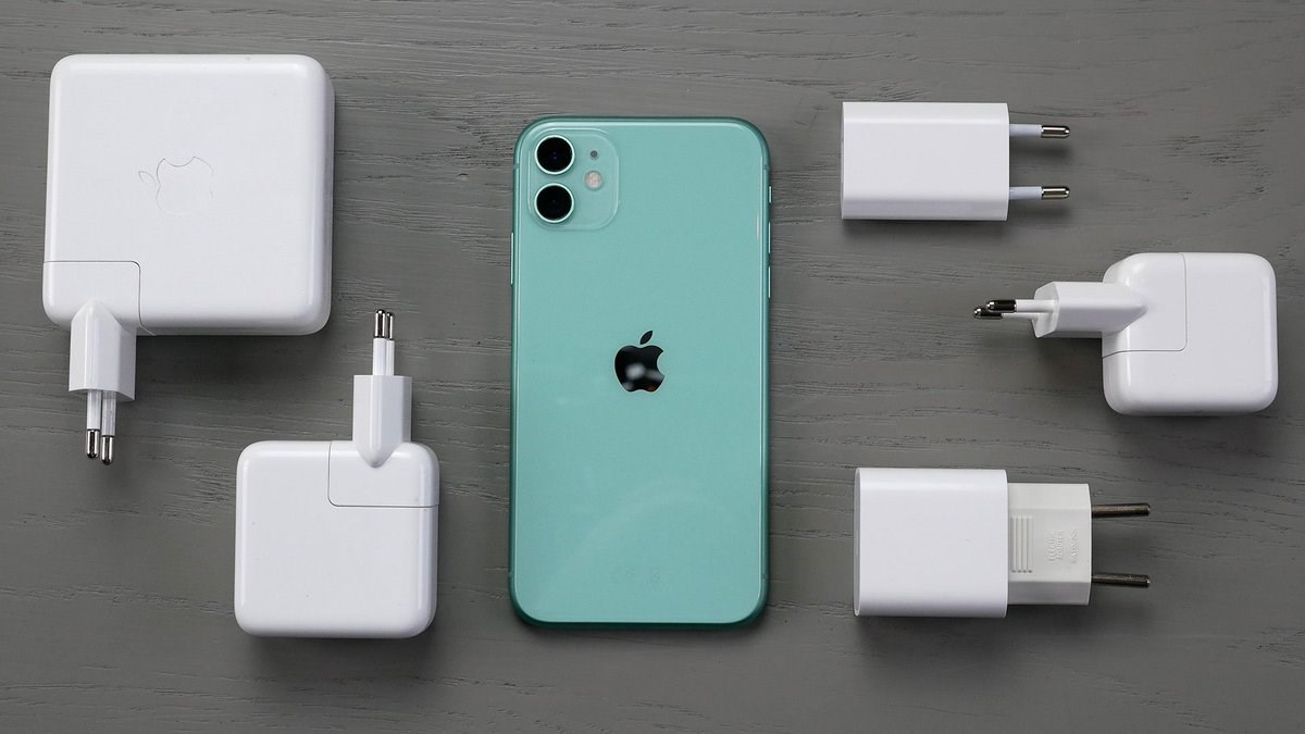 Apple has made a record profit by removing accessories from iPhone boxes